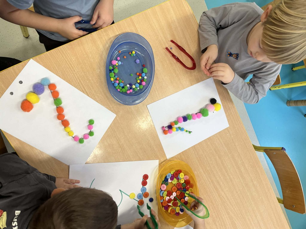 dzieci układają matematyczne kształty i cyfry materiałem sensorycznym