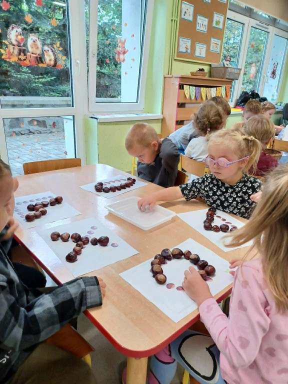 dzieci układają matematyczne kształty i cyfry materiałem sensorycznym