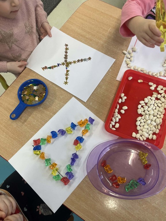 dzieci układają matematyczne kształty i cyfry materiałem sensorycznym