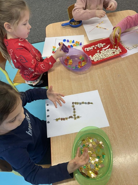 dzieci układają matematyczne kształty i cyfry materiałem sensorycznym