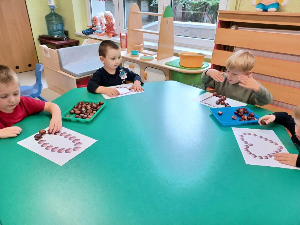 dzieci układają matematyczne kształty i cyfry materiałem sensorycznym