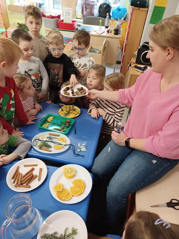 dzieci wskazują i nazywają zimowy materiał przyrody