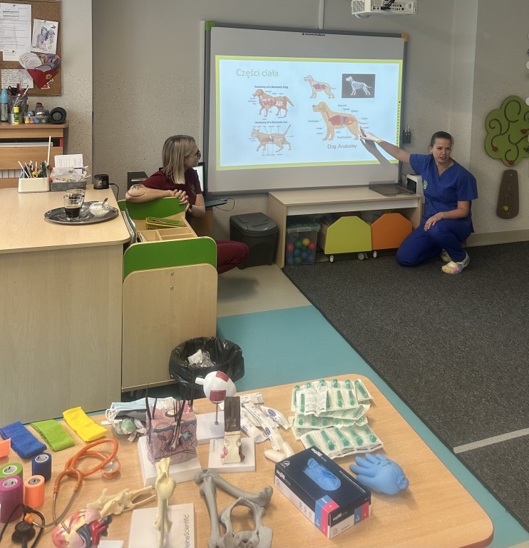 Pani weterynarz i jej asystentka przygotowują się do prelekcji