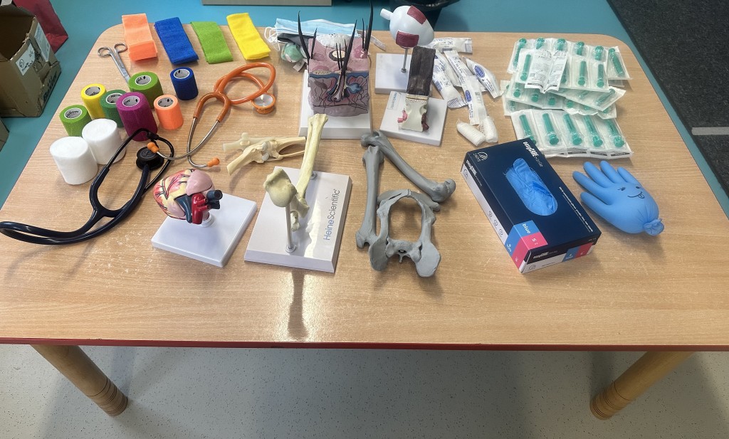 panie prezentują dzieci informacje na tablicy