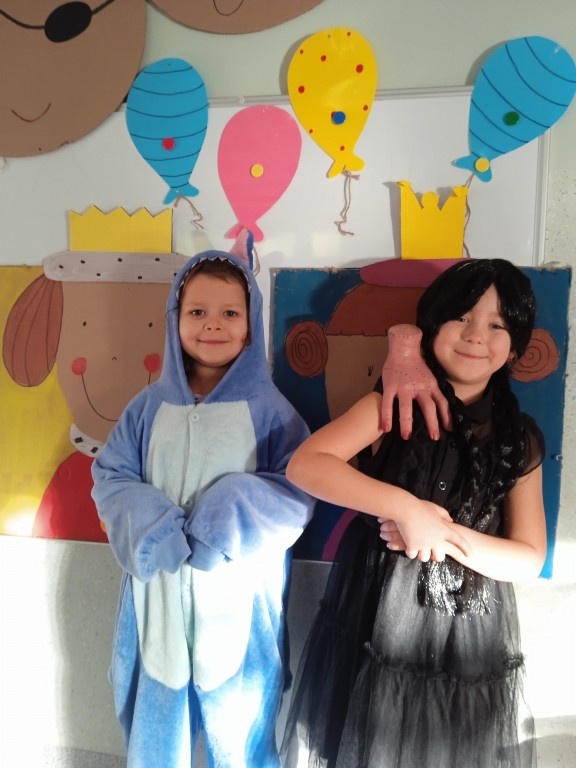 dzieci na baliku karnawalowym