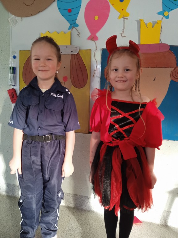 dzieci na baliku karnawalowym