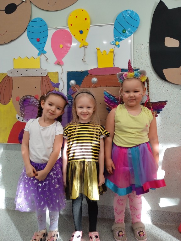 dzieci na baliku karnawalowym