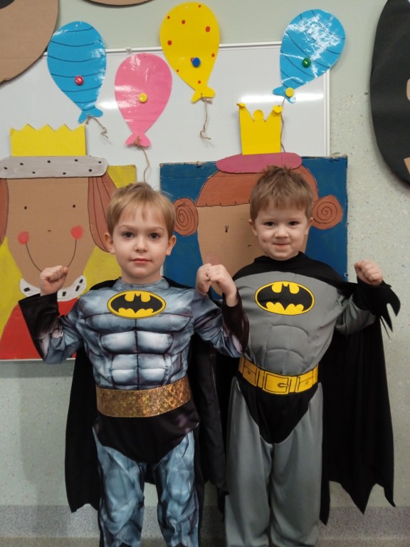 dzieci na baliku karnawalowym