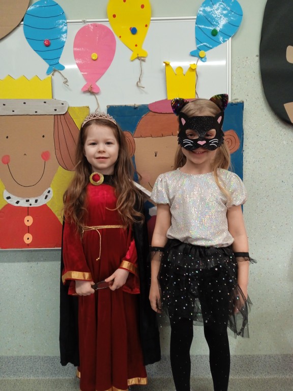 dzieci na baliku karnawalowym