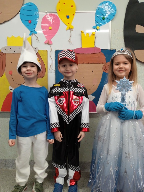 dzieci na baliku karnawalowym
