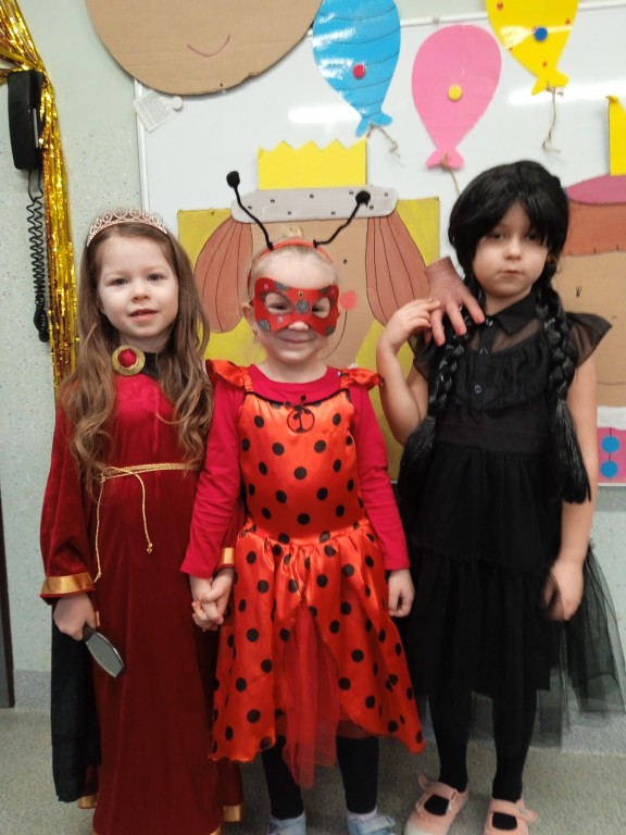 zdjecie grupowe na baliku karnawalowym