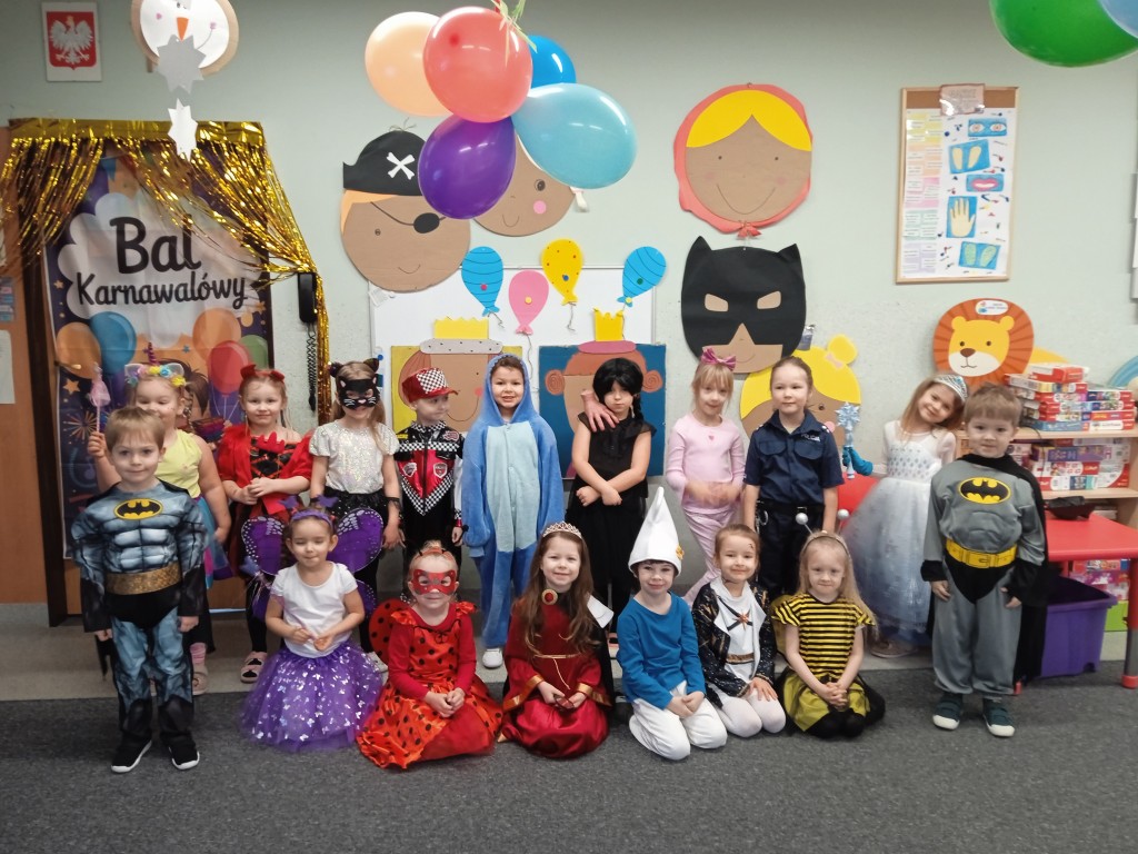 zdjecie grupowe na baliku karnawalowym