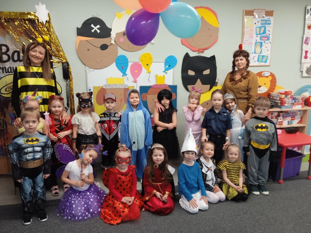 dzieci tancza na baliku karnawalowym