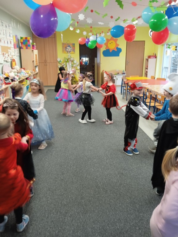 dzieci tancza na baliku karnawalowym