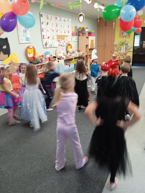 dzieci tancza na baliku karnawalowym