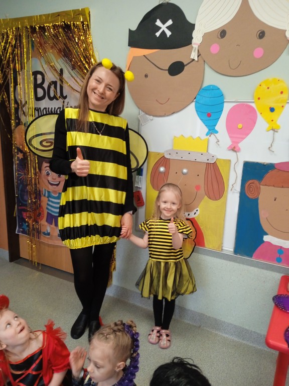 dzieci przebrane na baliku karnawalowym