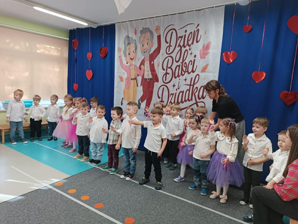 dzieci ustawiają się do występu