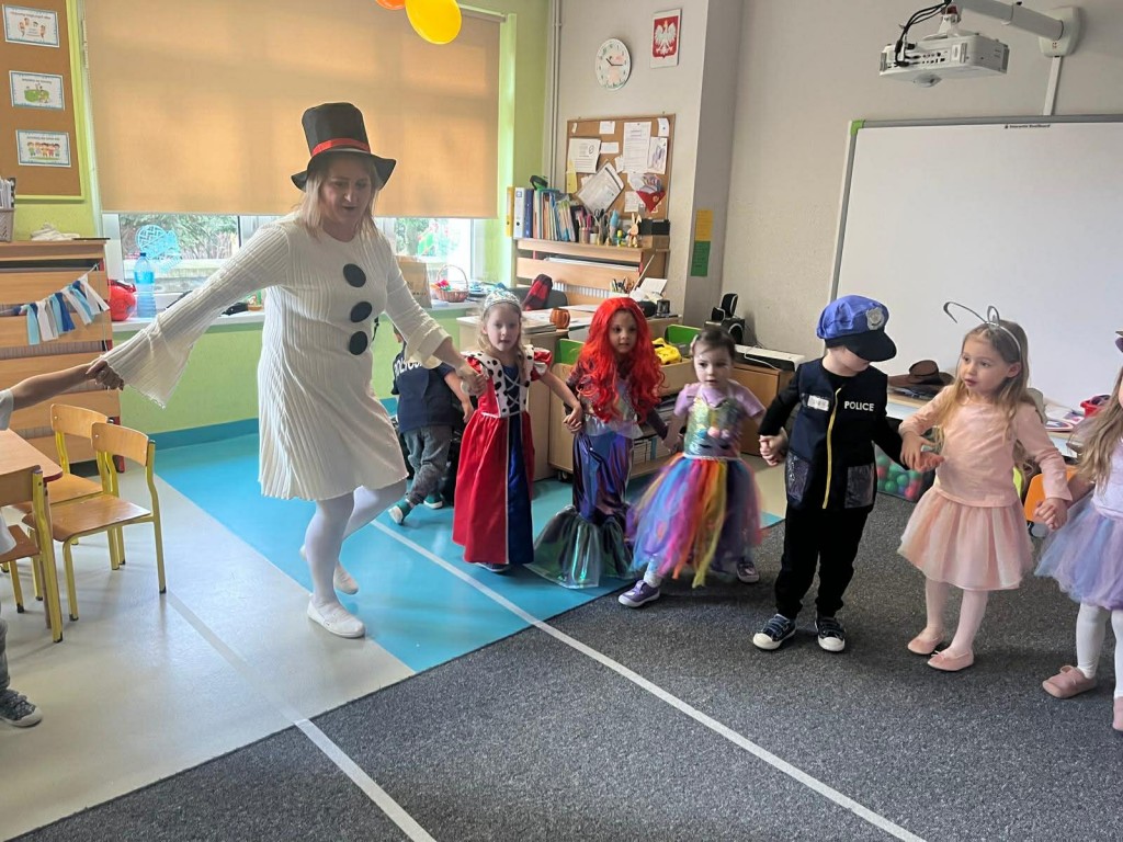 dzieci wraz z wychowawcą formują koło