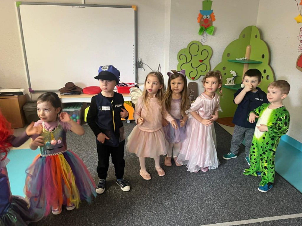 dzieci tańczą w kole