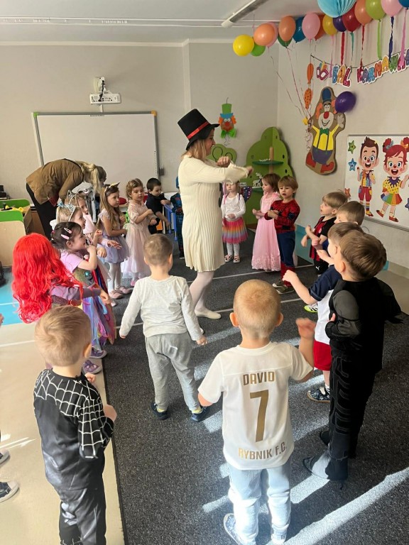 dzieci naśladują taneczne ruchy za nauczycielem