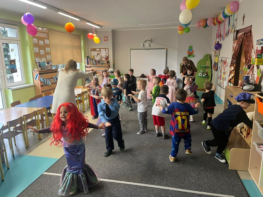 nauczyciela animuje taniec dzieciom