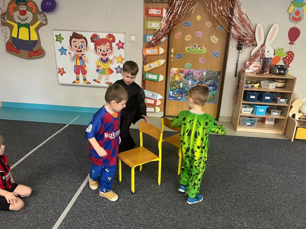 zwyciezka trójka chłopców w zabawie