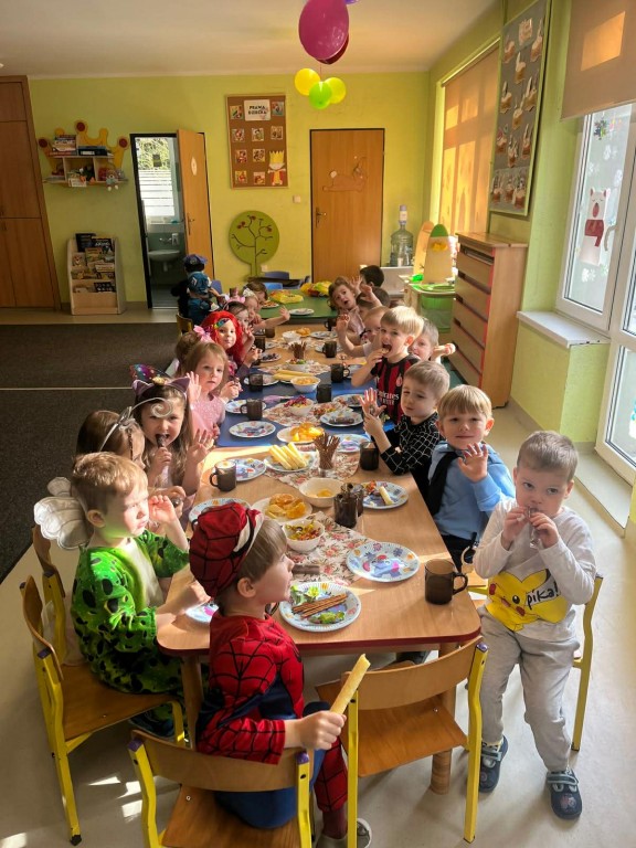 poczęstunek dla dzieci oraz przerwa w zabawie tanecznej