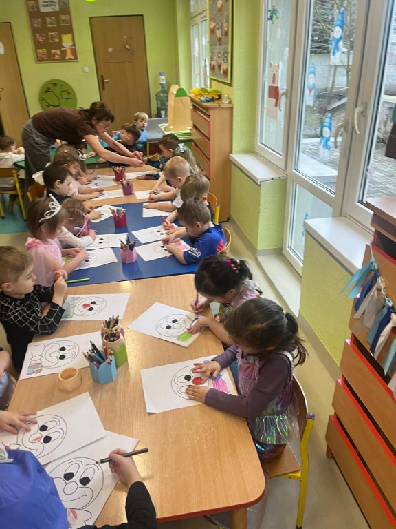 wykonanie pracy plastycznej- klauny