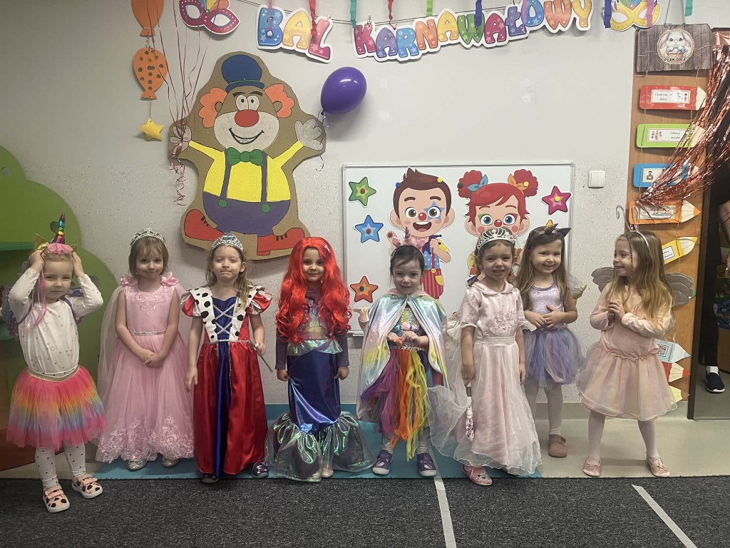 zdjęcie grupowe dziewczynek w przebraniach karnawałowych