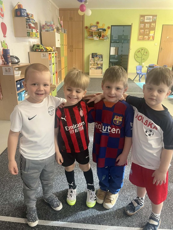 czworo chłopców w strojach piłkarskich