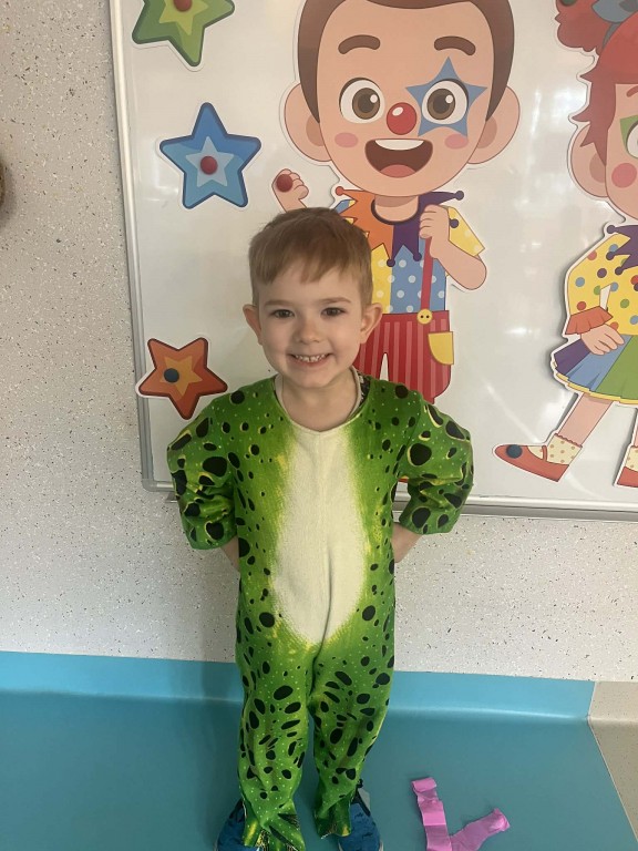 chłopcy przebrani za spidermana