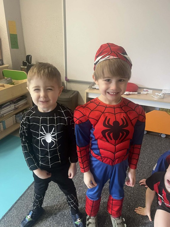 chłopcy w strojach superbohaterów