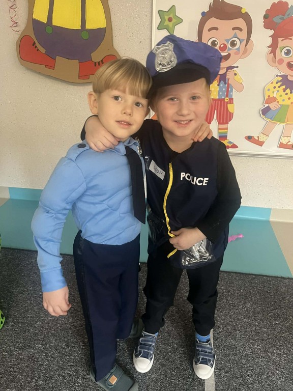 chłopcy w strojach policjantów