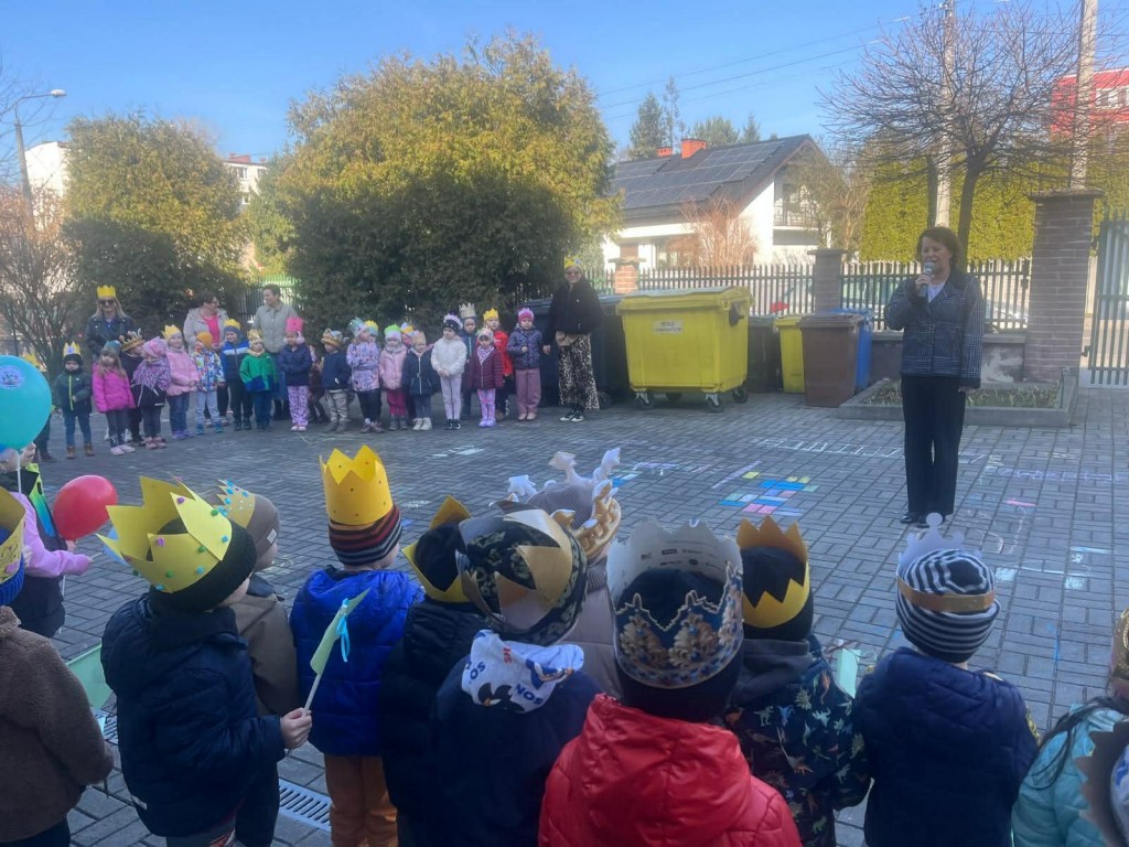 Dzieci słuchają pogadanki Pani wicedyrektor o tym kim był Janusz Korczak