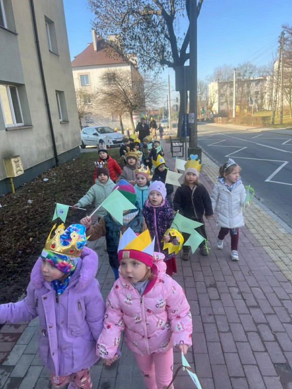 Dzieci wykrzykują na cześć Janusza Korczaka