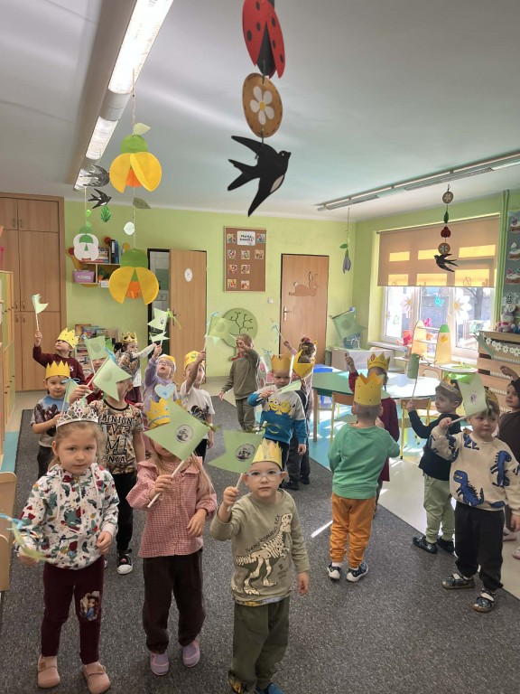 Zabawa ruchowa w sali przedszkolnej- próba przed wyjściem na radosny pochód