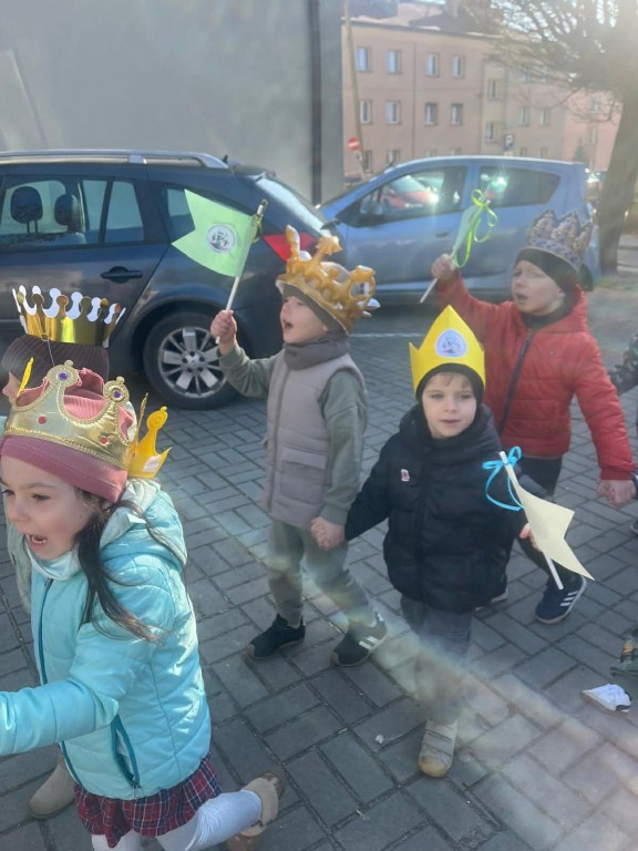 Chłopcy machają chorągiewkami podczas pochodu