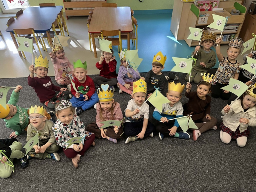 Zdjęcie grupowe dzieci w koronach przygotowanych na tą okazję