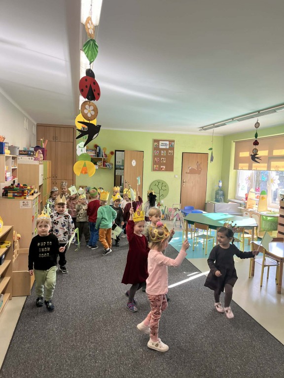 Próba machania chorągiewkami w sali