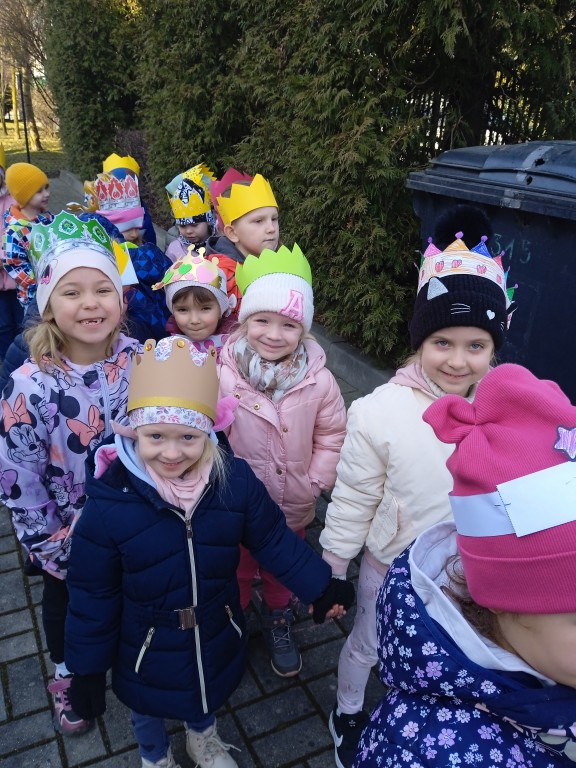 przemarsz ulicami chwalowic z okazji urodzin patrona przedszkola