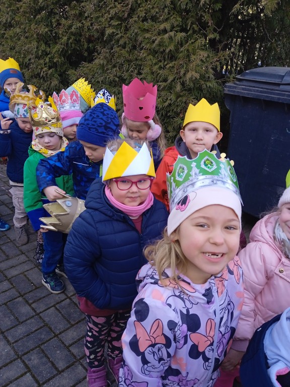 przemarsz ulicami chwalowic z okazji urodzin patrona przedszkola
