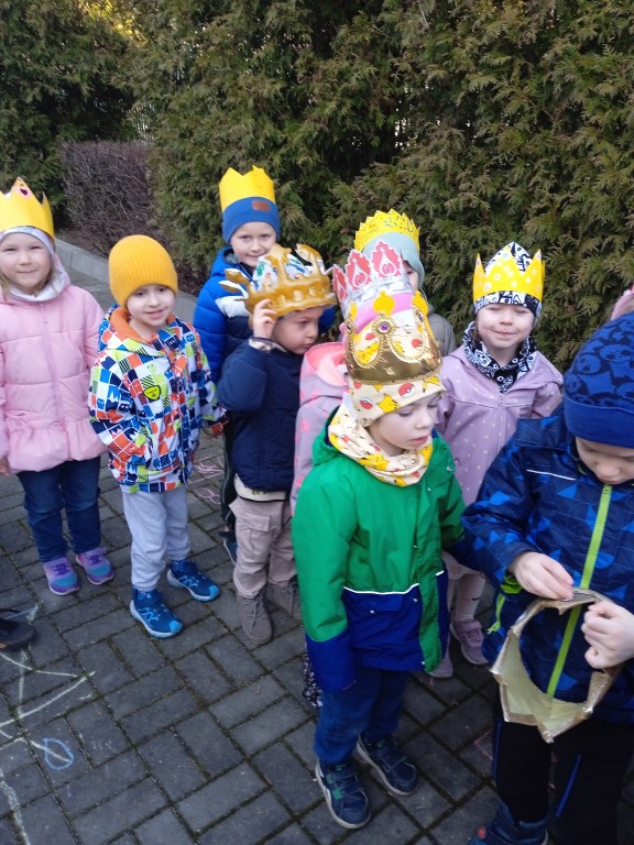 przemarsz ulicami chwalowic z okazji urodzin patrona przedszkola