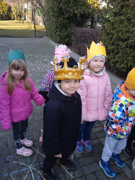 przemarsz ulicami chwalowic z okazji urodzin patrona przedszkola