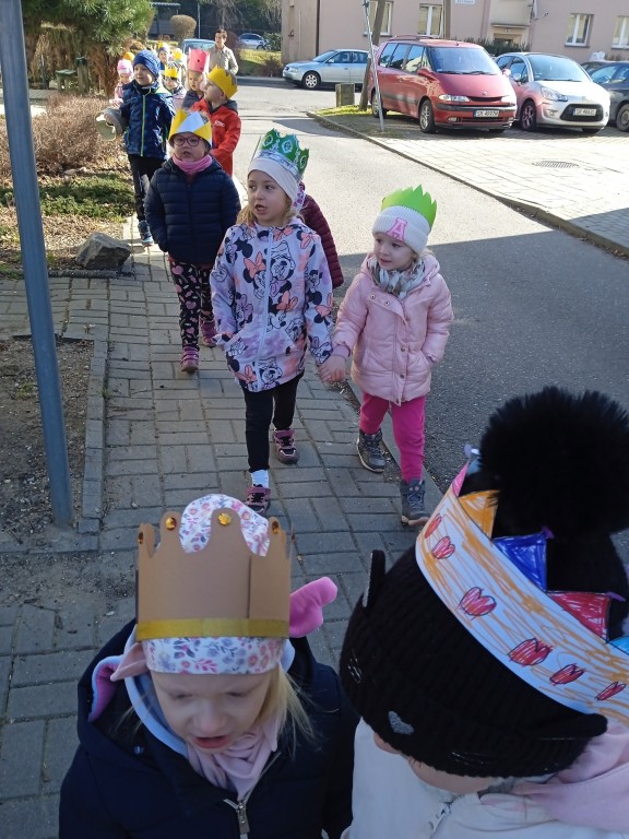 przemarsz ulicami chwalowic z okazji urodzin patrona przedszkola