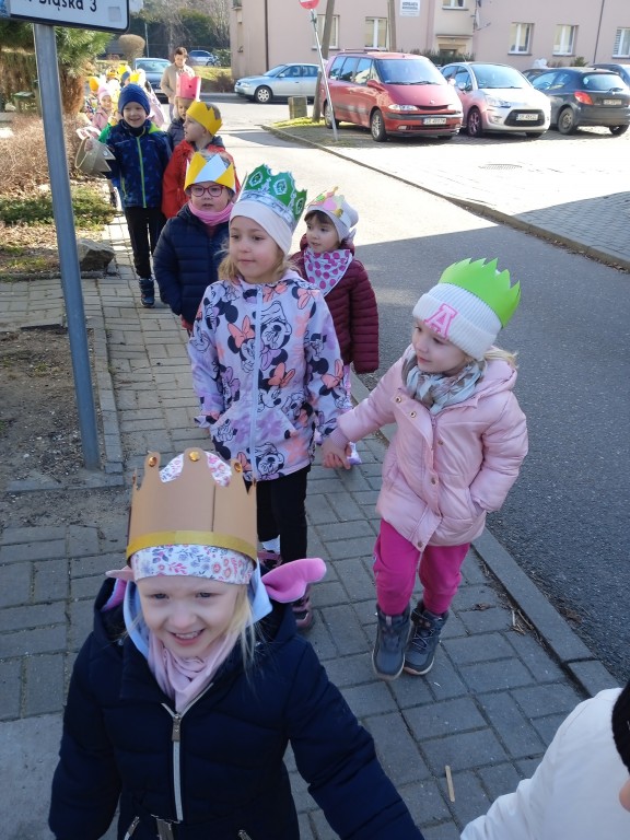 przemarsz ulicami chwalowic z okazji urodzin patrona przedszkola
