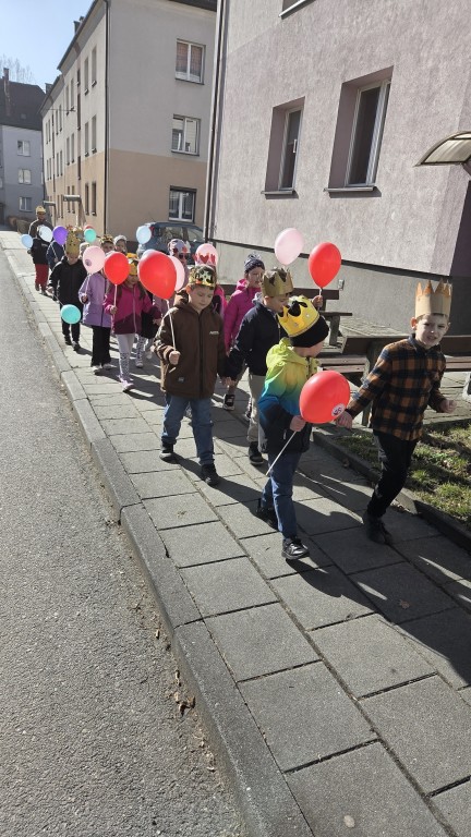 Dzieci maszerują z balonami 