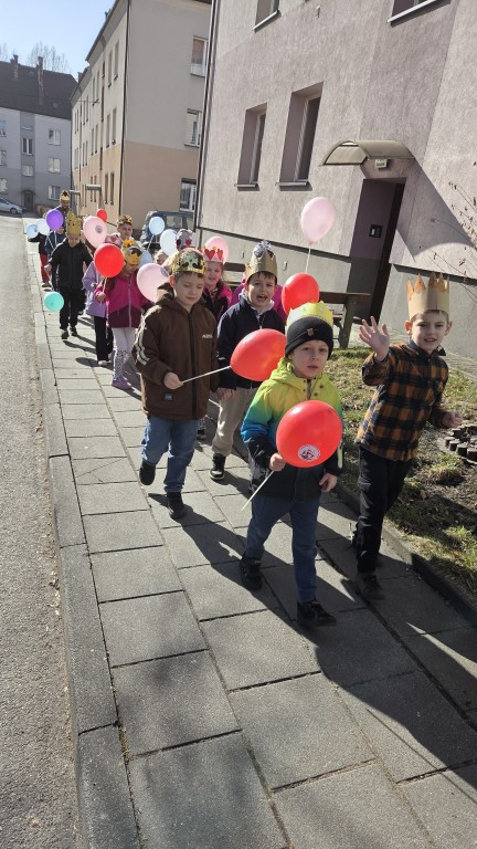 Dzieci maszerują z balonami 