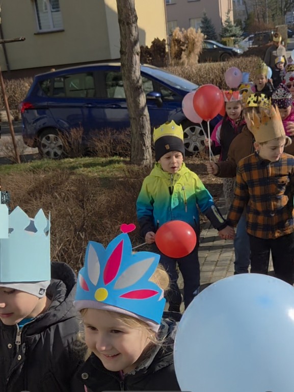 Dzieci maszerują z balonami 