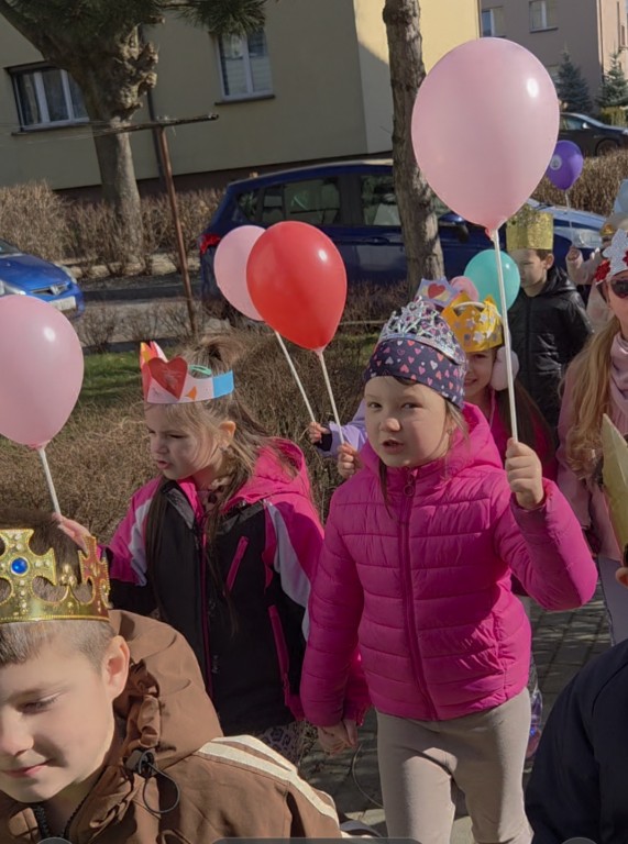 Dzieci maszerują z balonami 