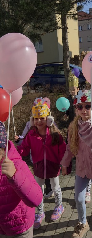 Dzieci maszerują z balonami 